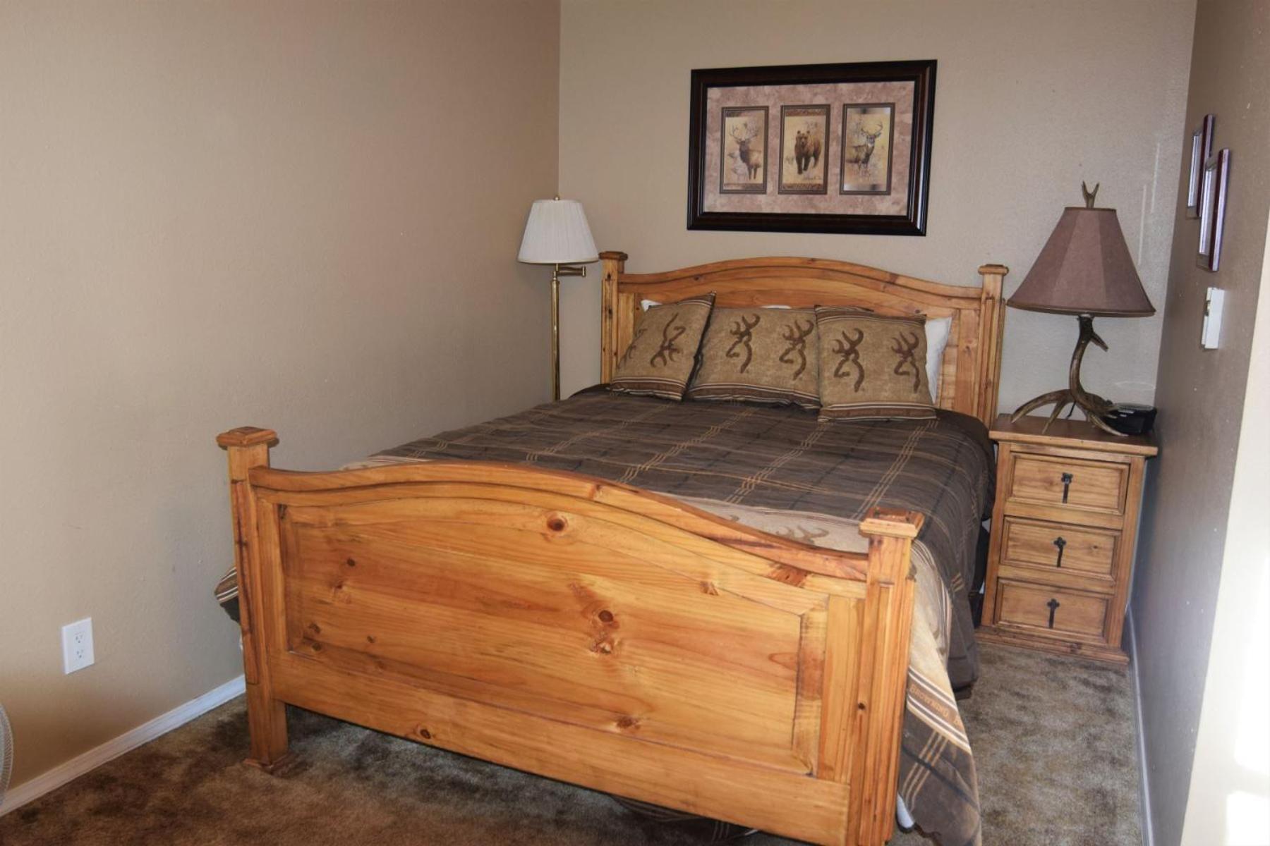 Claim Jumper Townhouse 16 - On The River - Across From The Fishing Ponds - In Town - Near The Ski Area - Fireplace - Wifi - Sate 红河 外观 照片