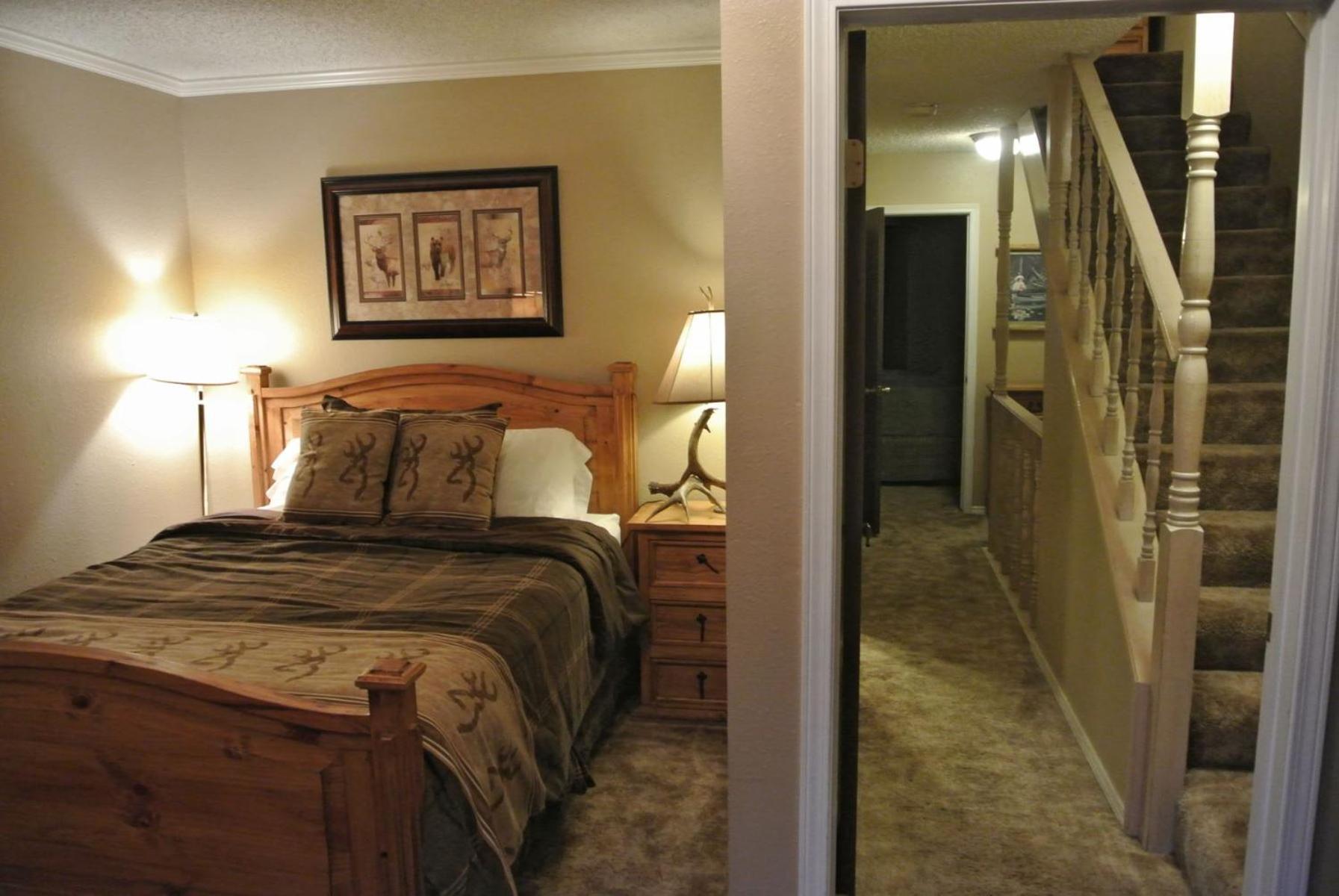 Claim Jumper Townhouse 16 - On The River - Across From The Fishing Ponds - In Town - Near The Ski Area - Fireplace - Wifi - Sate 红河 外观 照片