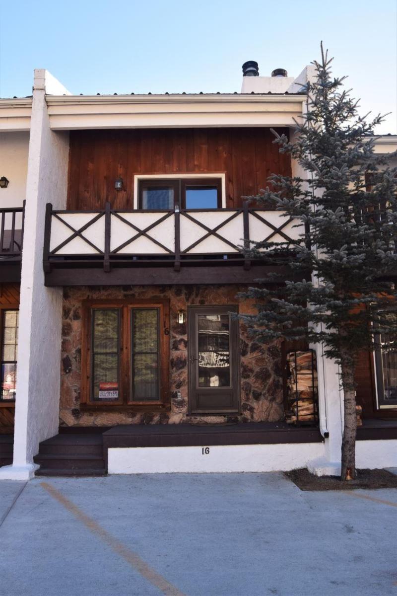Claim Jumper Townhouse 16 - On The River - Across From The Fishing Ponds - In Town - Near The Ski Area - Fireplace - Wifi - Sate 红河 外观 照片