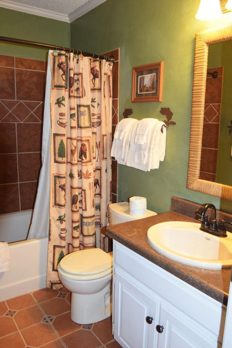 Claim Jumper Townhouse 16 - On The River - Across From The Fishing Ponds - In Town - Near The Ski Area - Fireplace - Wifi - Sate 红河 外观 照片