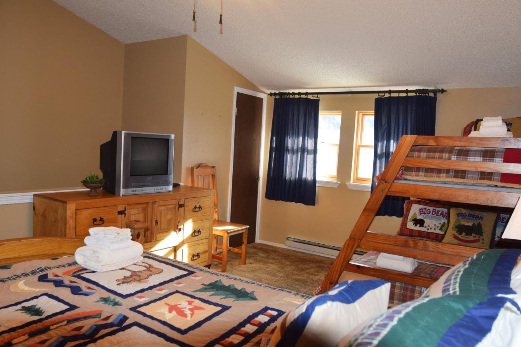 Claim Jumper Townhouse 16 - On The River - Across From The Fishing Ponds - In Town - Near The Ski Area - Fireplace - Wifi - Sate 红河 外观 照片