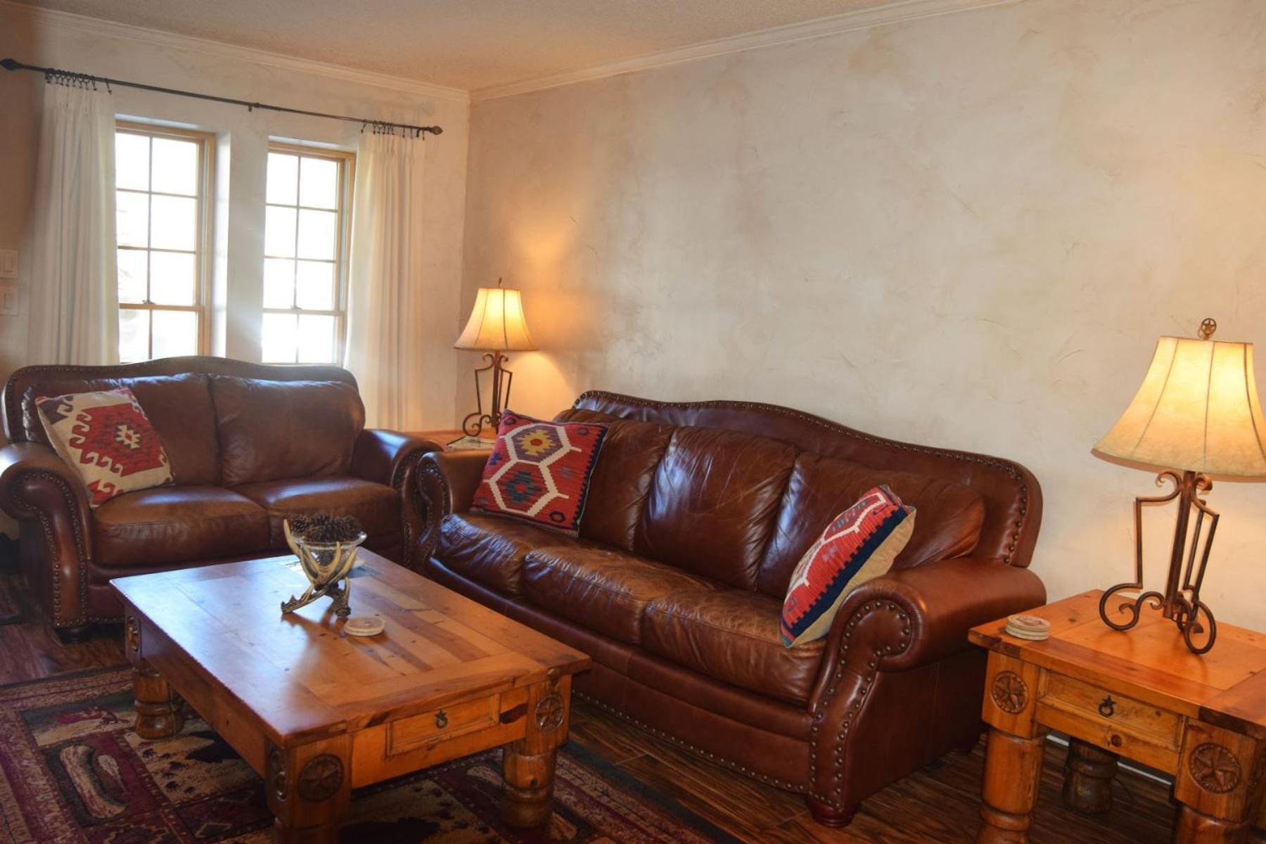 Claim Jumper Townhouse 16 - On The River - Across From The Fishing Ponds - In Town - Near The Ski Area - Fireplace - Wifi - Sate 红河 外观 照片