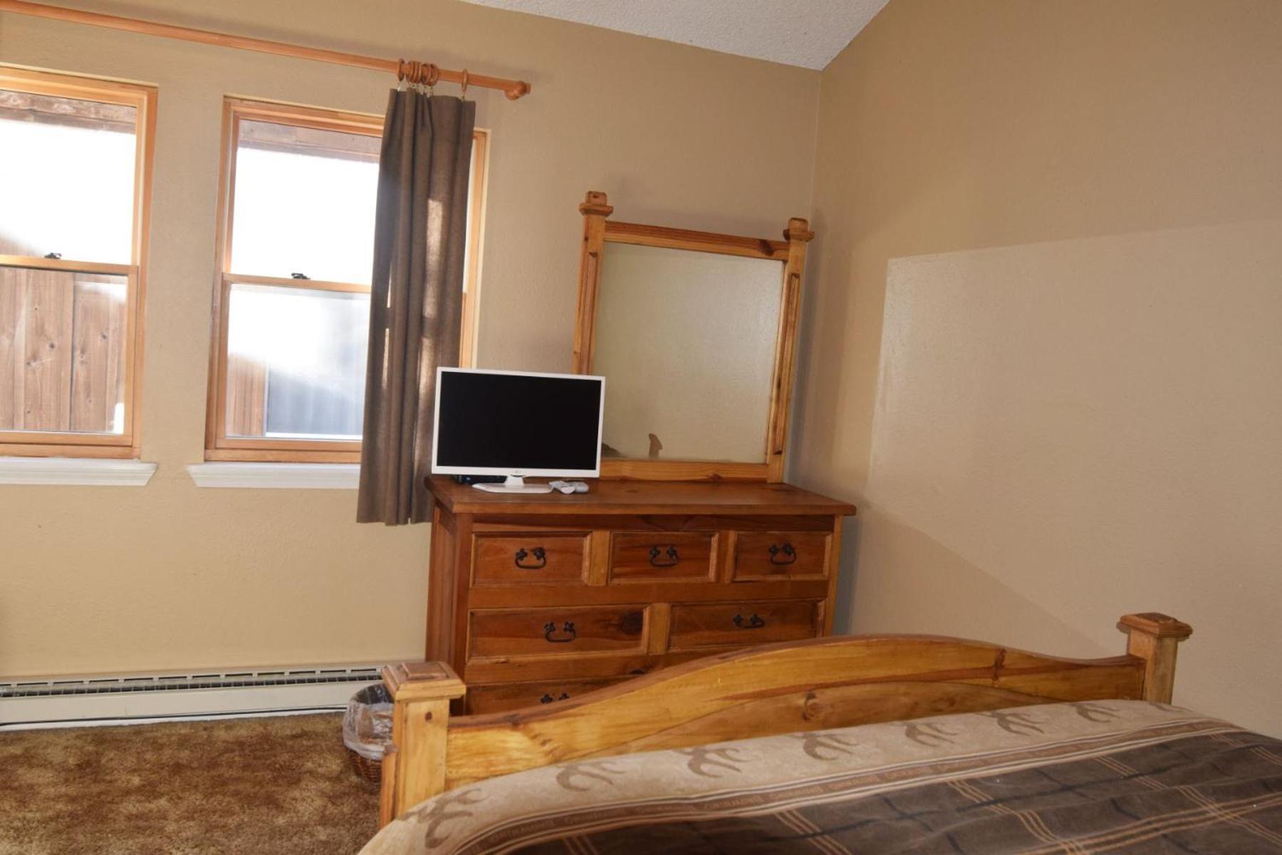 Claim Jumper Townhouse 16 - On The River - Across From The Fishing Ponds - In Town - Near The Ski Area - Fireplace - Wifi - Sate 红河 外观 照片