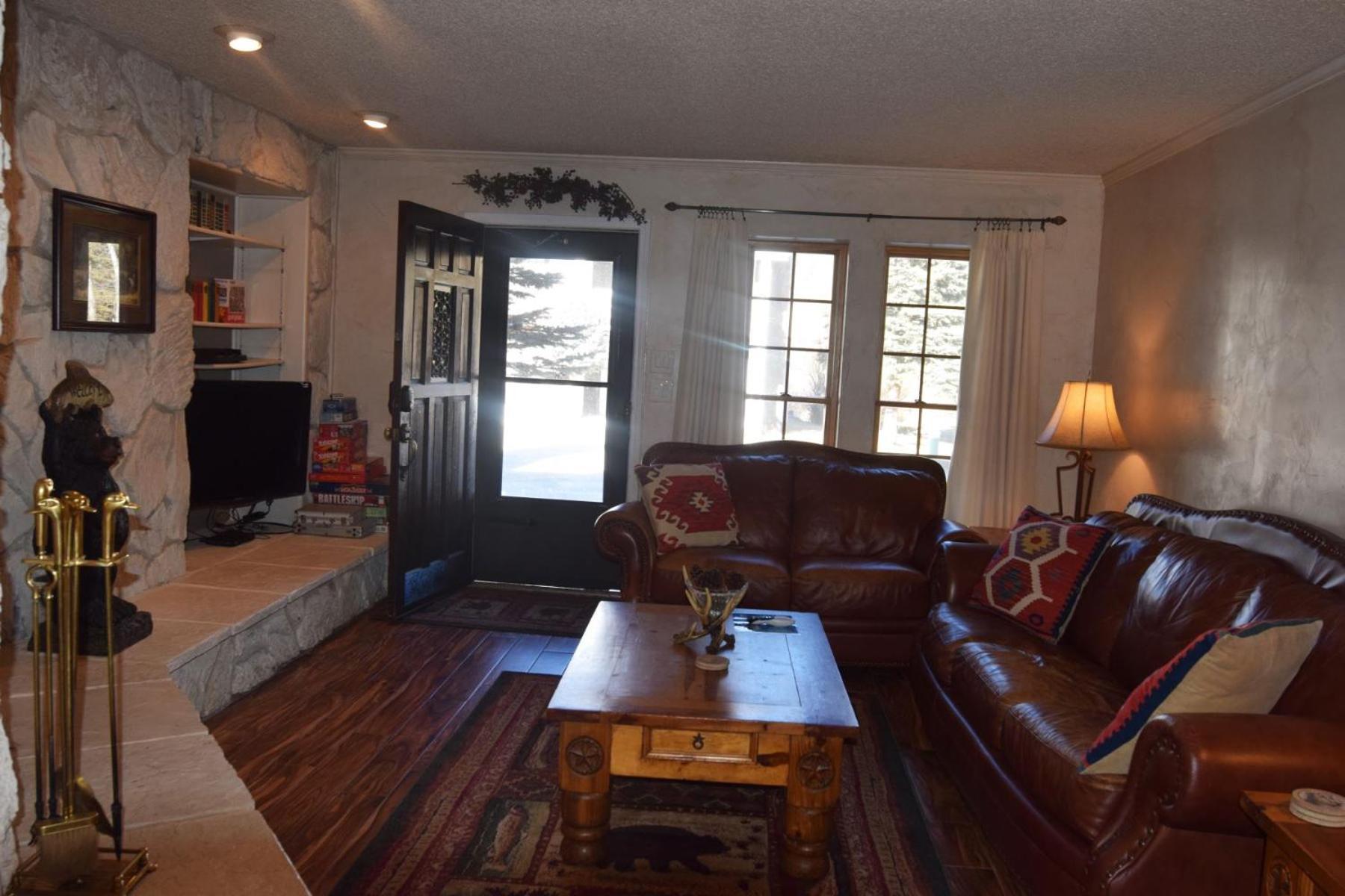 Claim Jumper Townhouse 16 - On The River - Across From The Fishing Ponds - In Town - Near The Ski Area - Fireplace - Wifi - Sate 红河 外观 照片